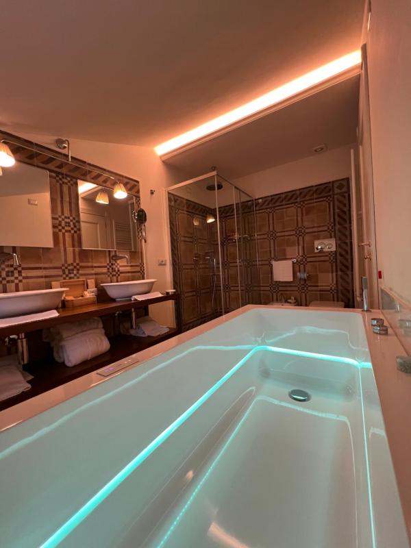 Superior King Suite image 4