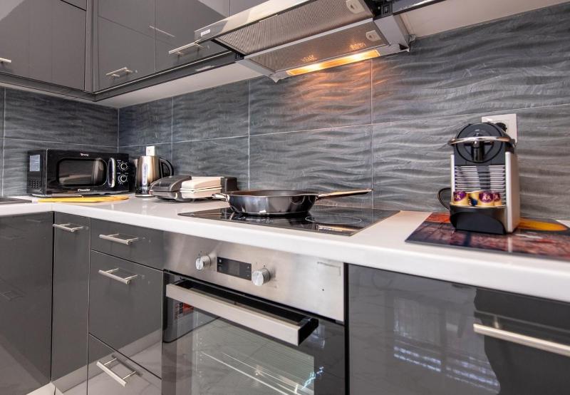 LIV - Modern Spacious Apartment in Gazi - image 15