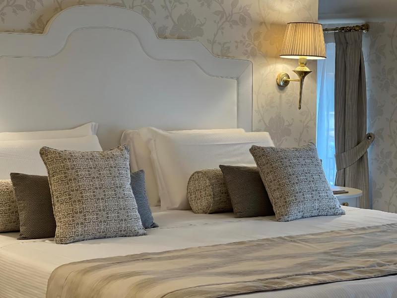 Superior King Suite image 2