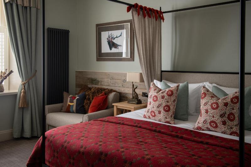 Four Poster Signature Room image 1