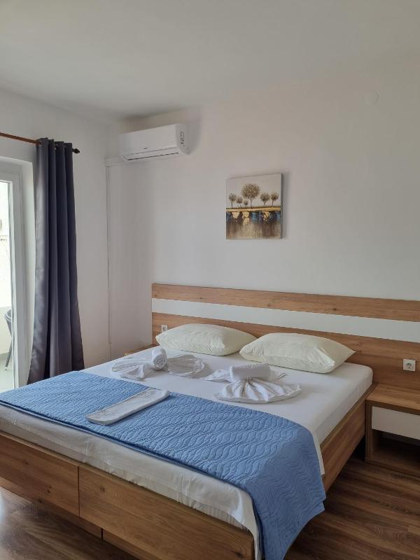 Double Room with Balcony image 1