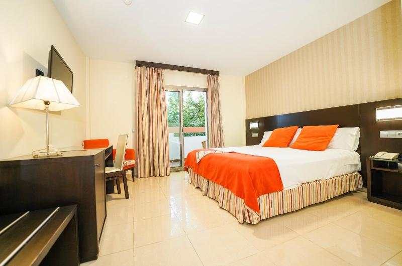 Double or Twin Room image 3