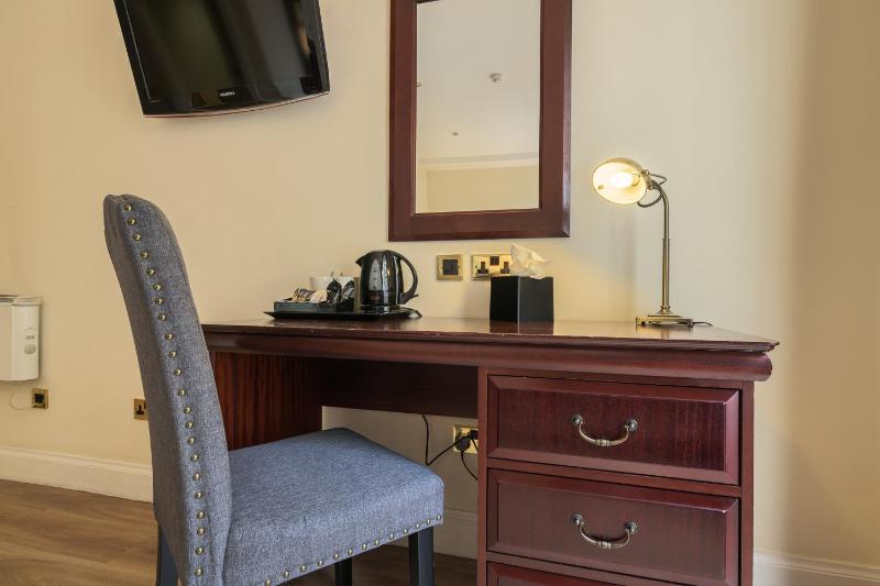 Standard Twin Room image 4