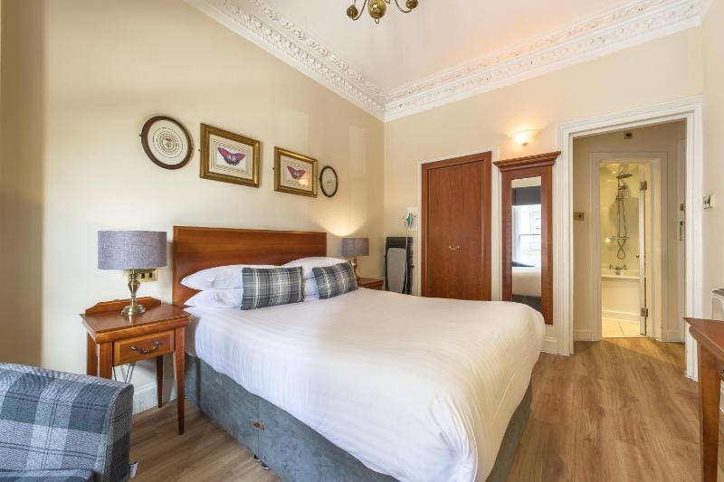 Standard Double Room image 3