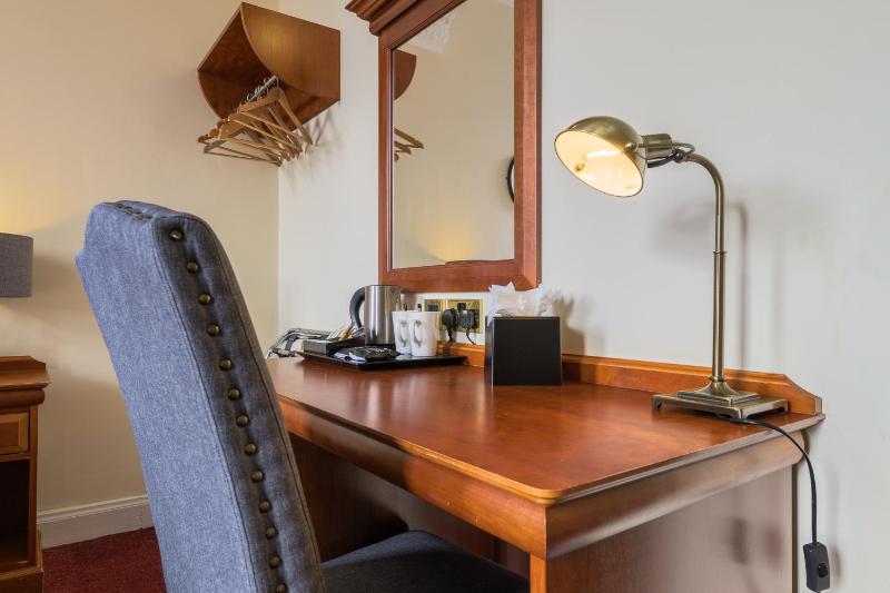 Standard Twin Room with Princes Street View image 3