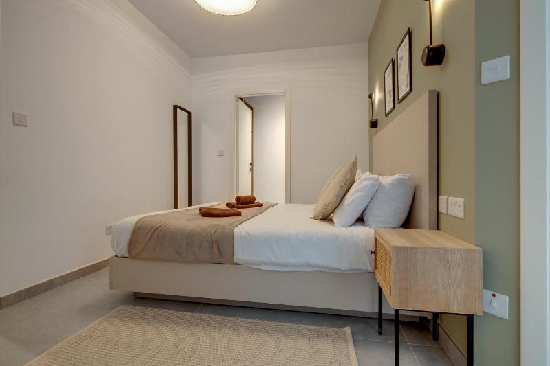 Sliemas Finest Fresh and Stylish Apartment - image 13