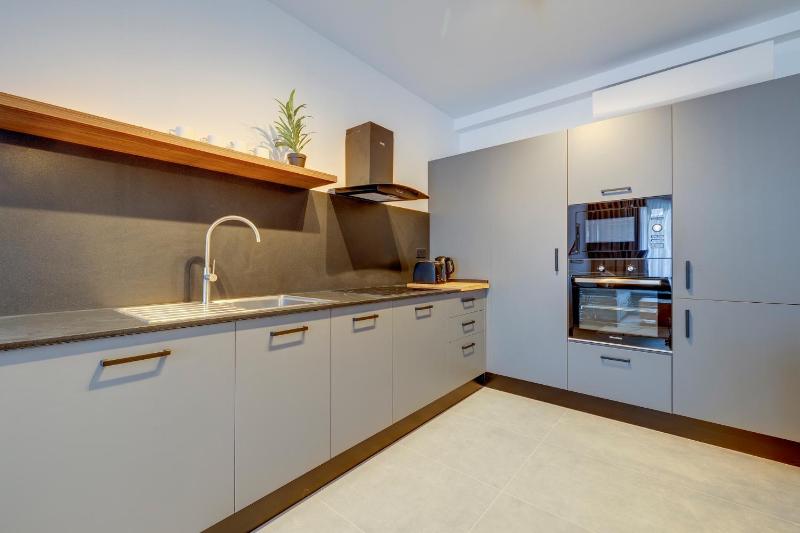 Sliemas Finest Fresh and Stylish Apartment - image 10