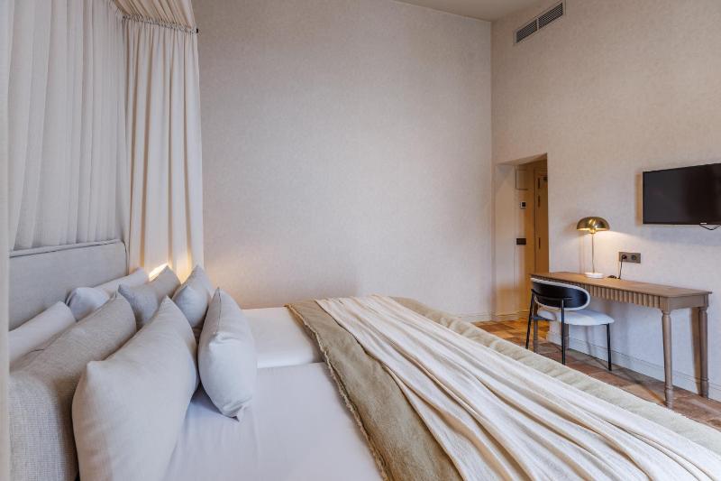 Double or Twin Room image 4