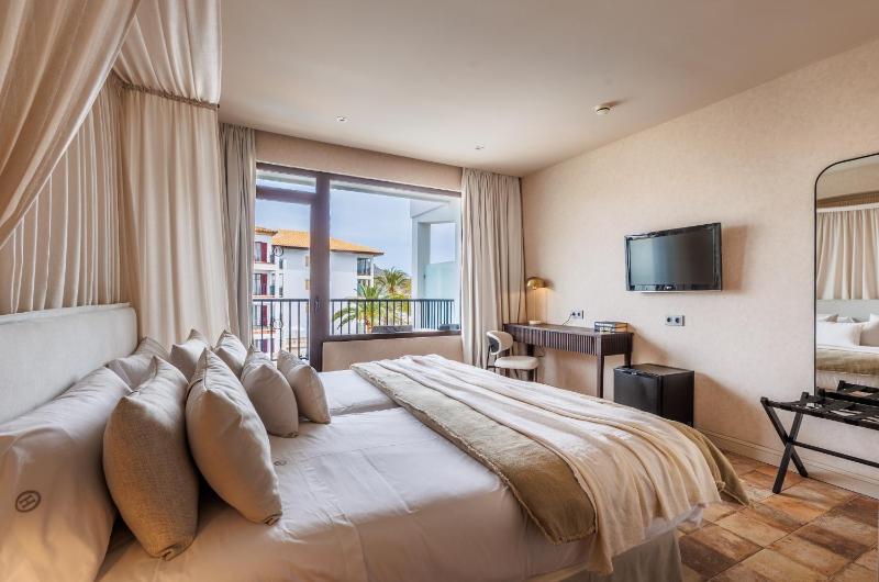 Double or Twin Room with Side Sea View image 4