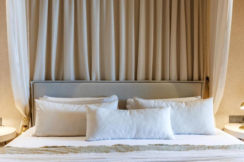 Double or Twin Room with Side Sea View image 3