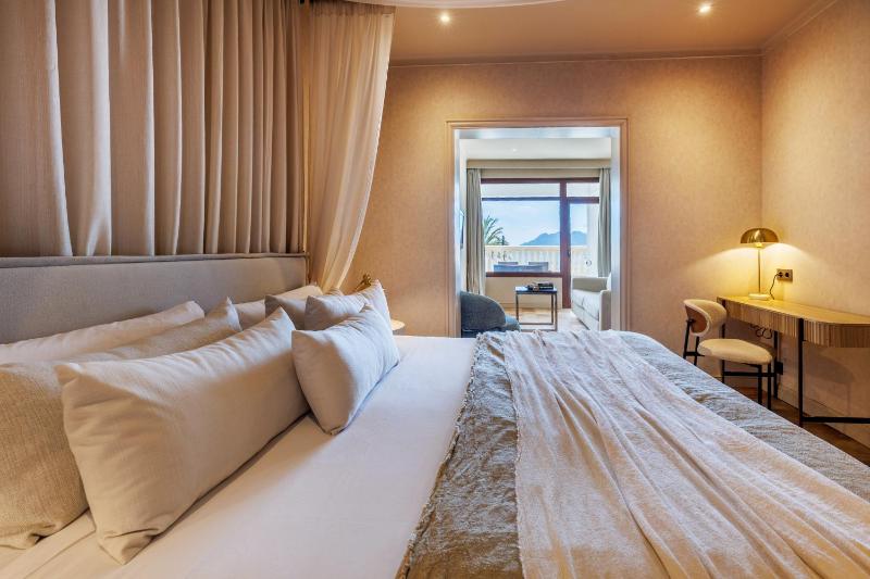 Junior Suite with Sea View and Balcony image 1