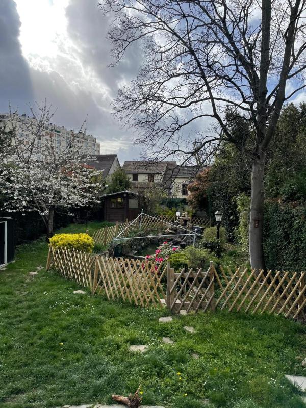 Grande maison avec jardin Images