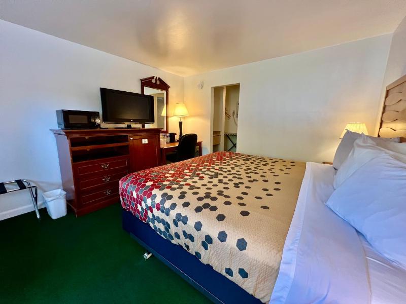 King Room - Non-Smoking image 2