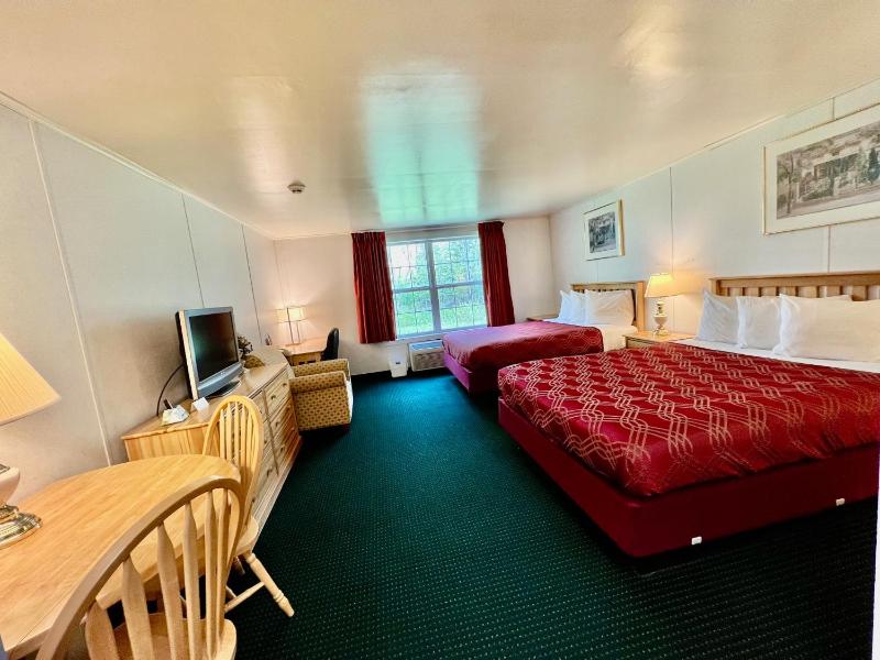 Queen Room with Two Queen Beds and Kitchenette image 2