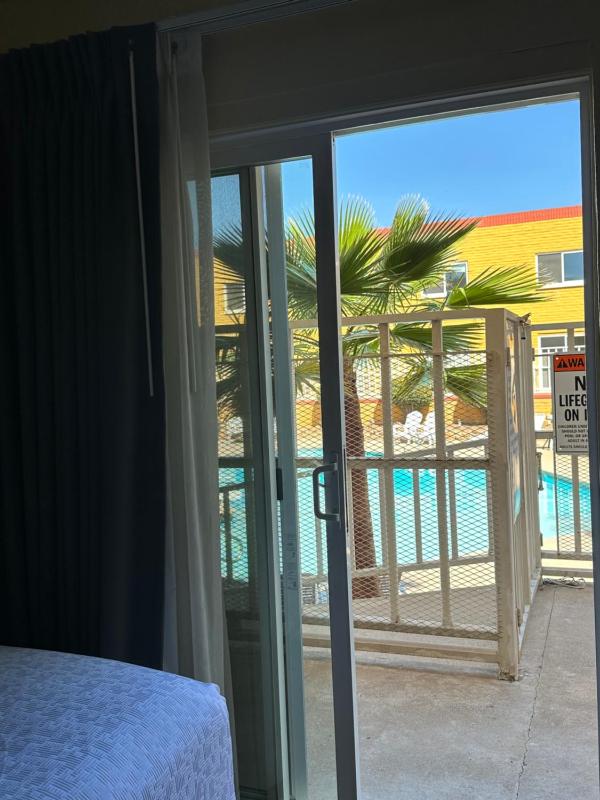 Double Room with Pool View image 3