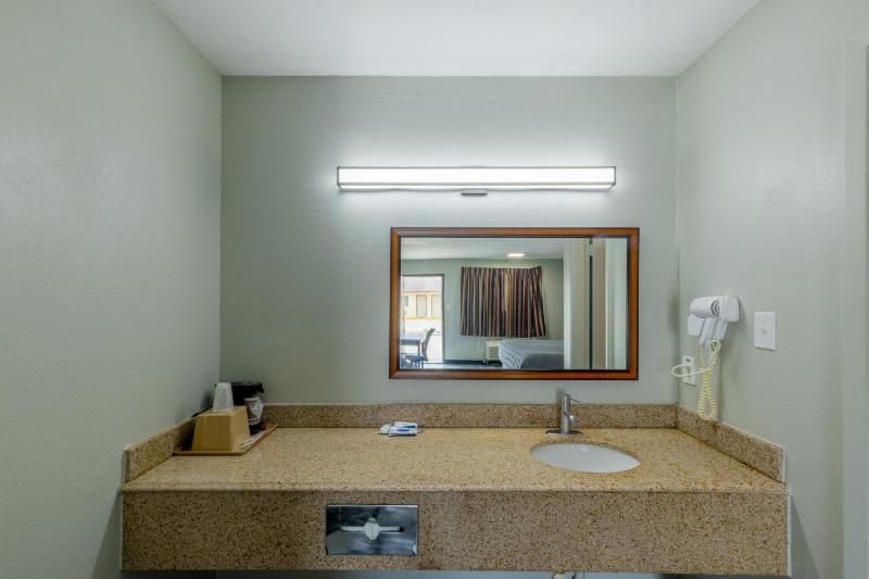 2 Queen Beds with Kitchenette Non-Smoking image 2