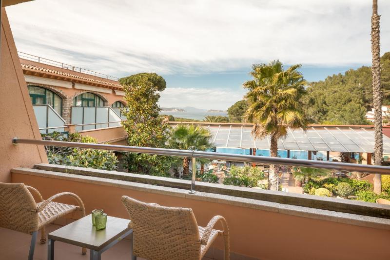 Double Room with Sea View image 4