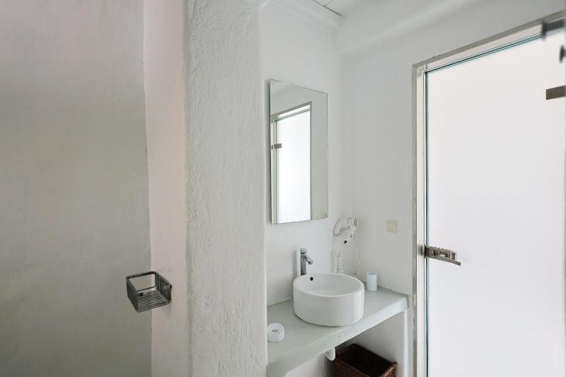 Classic Quadruple Room image 3