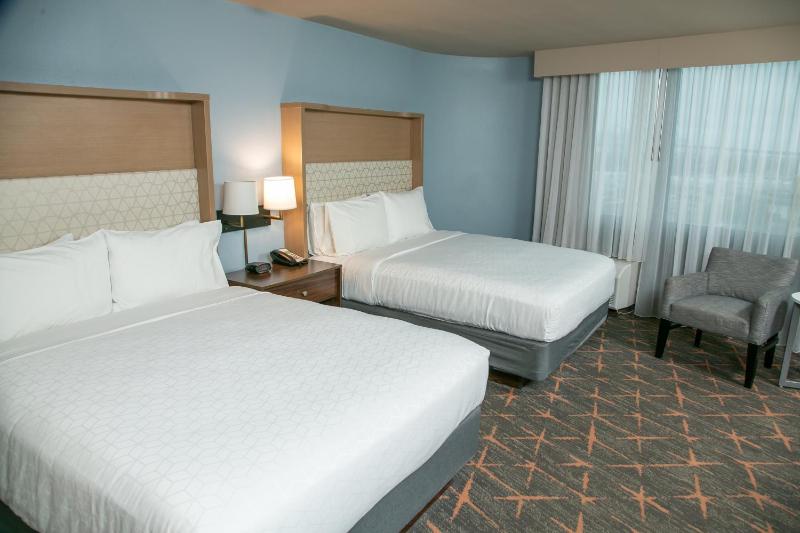 Standard Queen Room with Two Queen Beds image 4