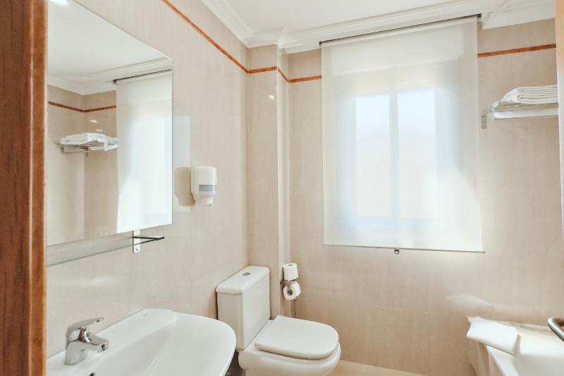 Twin Room with Sea View image 2