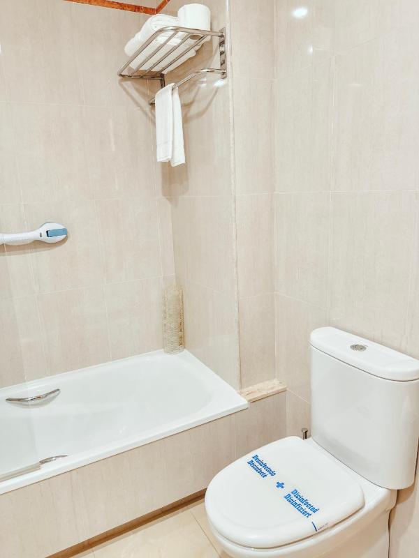Twin Room with Sea View image 4