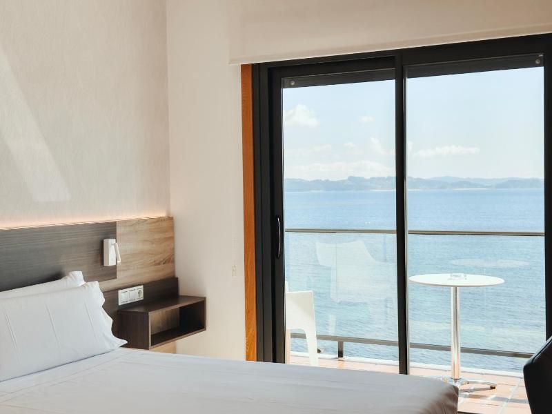 Double Room with Sea View image 1