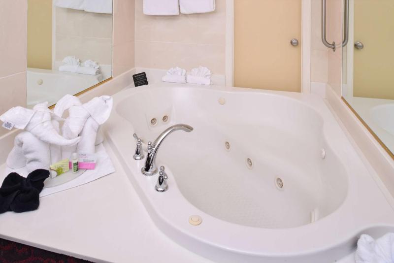 King Suite with Spa Bath image 3