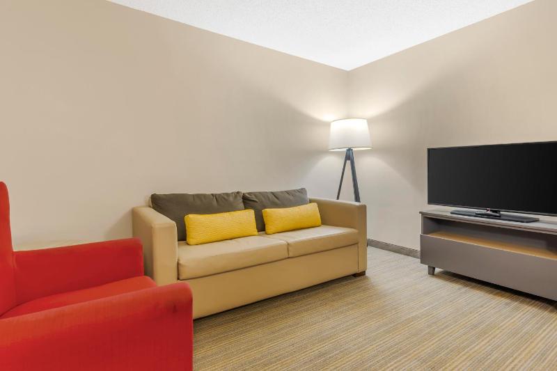 One-Bedroom King Suite with Roll in Shower - Disability Access image 3