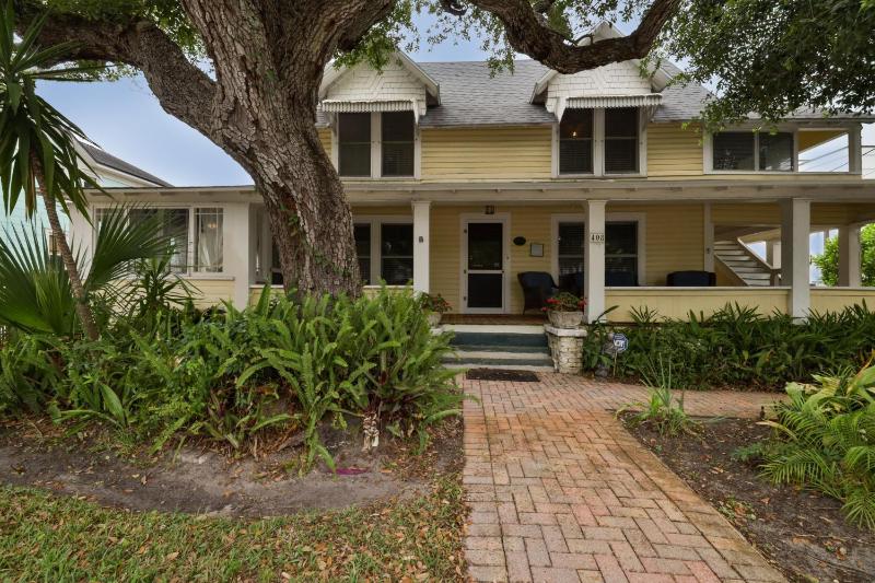 Vintage Coastal Retreat 2Br Home Near Flagler Ave & Beach - image 1