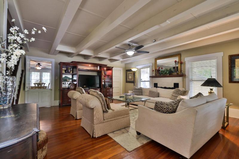 Vintage Coastal Retreat 2Br Home Near Flagler Ave & Beach - image 18