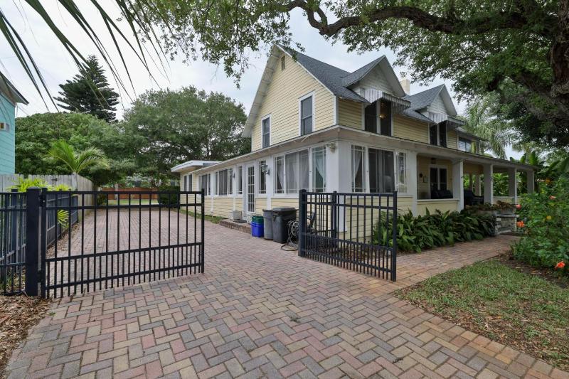Vintage Coastal Retreat 2Br Home Near Flagler Ave & Beach - image 11