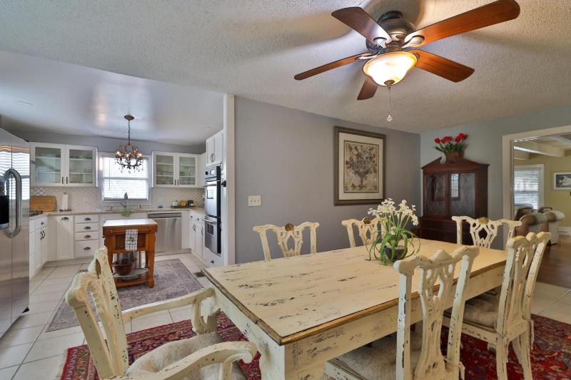 Vintage Coastal Retreat 2Br Home Near Flagler Ave & Beach - image 6