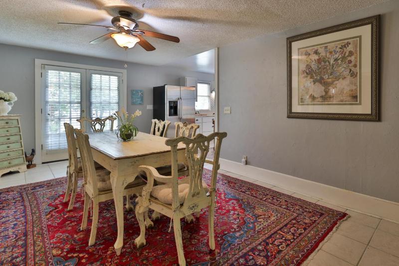 Vintage Coastal Retreat 2Br Home Near Flagler Ave & Beach - image 22