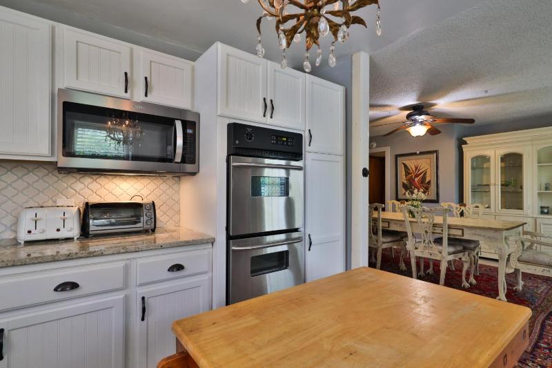 Vintage Coastal Retreat 2Br Home Near Flagler Ave & Beach - image 14
