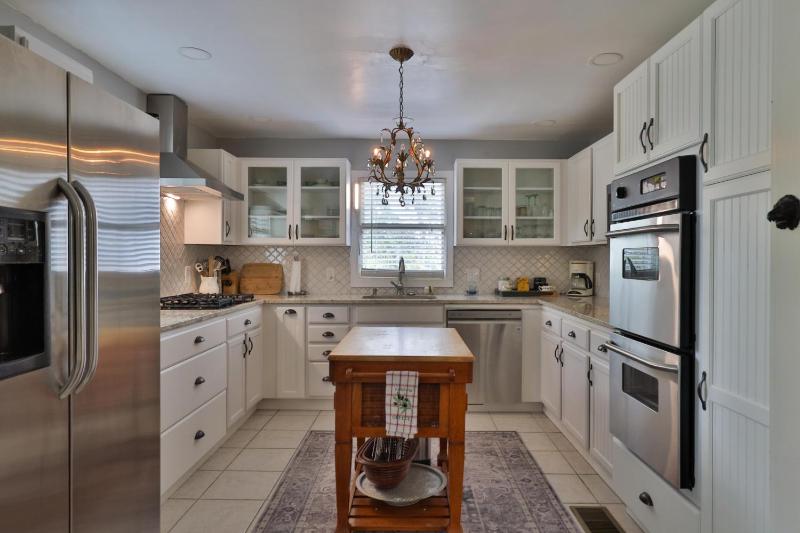 Vintage Coastal Retreat 2Br Home Near Flagler Ave & Beach - image 4