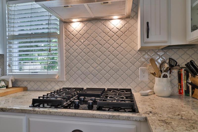 Vintage Coastal Retreat 2Br Home Near Flagler Ave & Beach - image 13