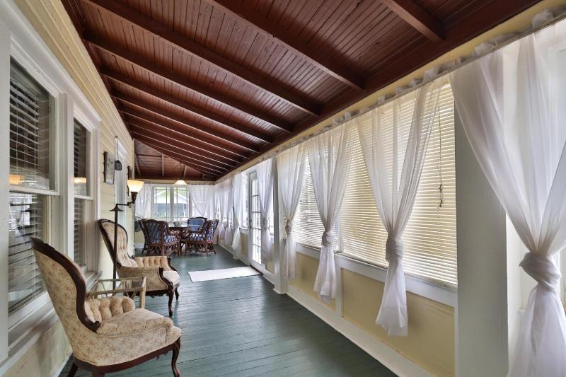 Vintage Coastal Retreat 2Br Home Near Flagler Ave & Beach - image 3