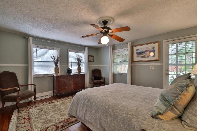 Vintage Coastal Retreat 2Br Home Near Flagler Ave & Beach - image 5