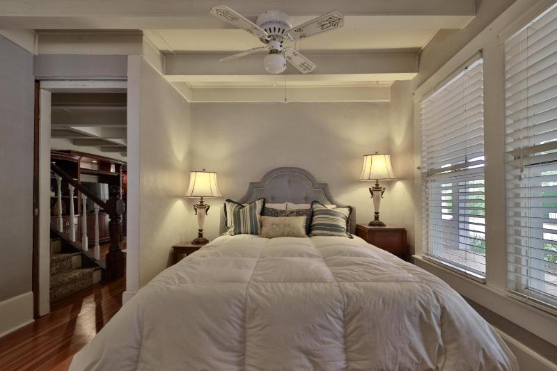 Vintage Coastal Retreat 2Br Home Near Flagler Ave & Beach - image 21