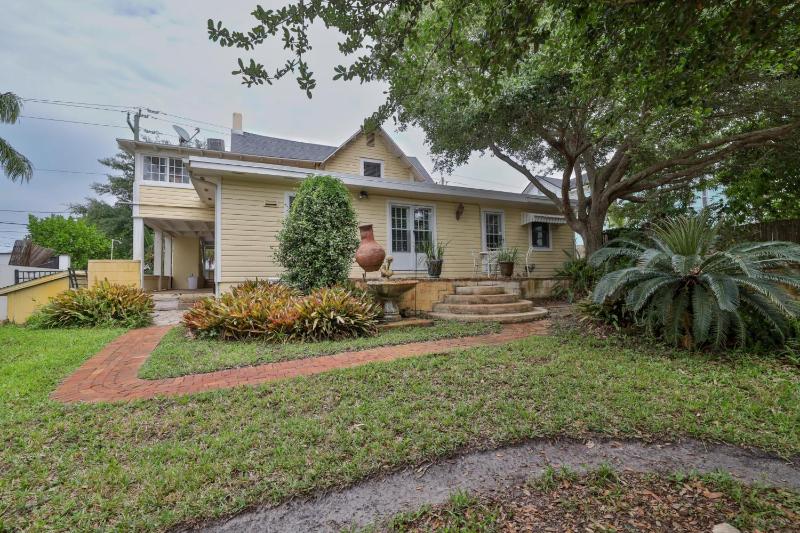 Vintage Coastal Retreat 2Br Home Near Flagler Ave & Beach - image 10