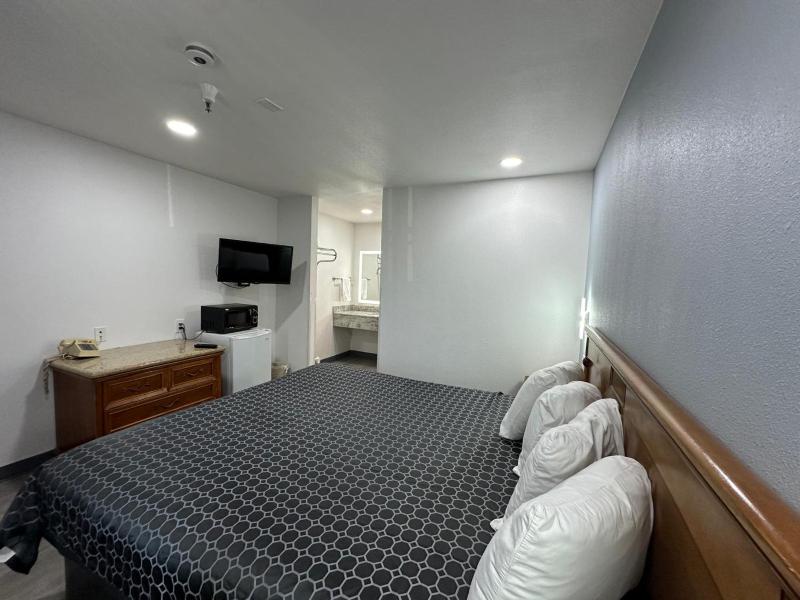 King Room - Non-Smoking image 1