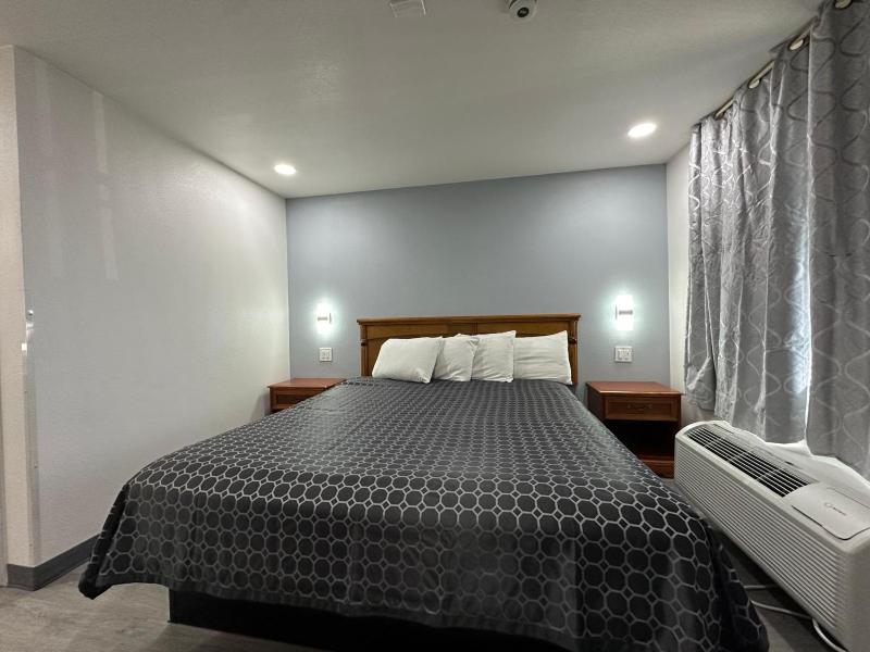 King Room - Non-Smoking image 3