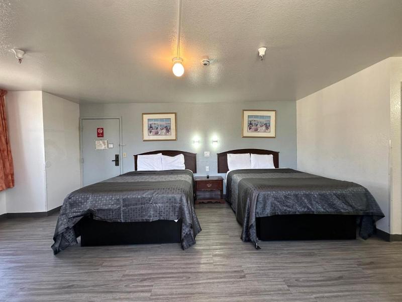 Two Queen Beds - Non Smoking image 3