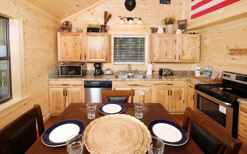 Over the Top - Pets Welcome Mountain Views Hot Tub Wood-burning Fireplace - image 7