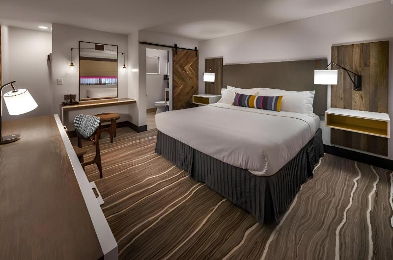 King Room with Mountain View image 1