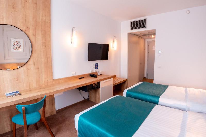 Double or Twin Room image 3