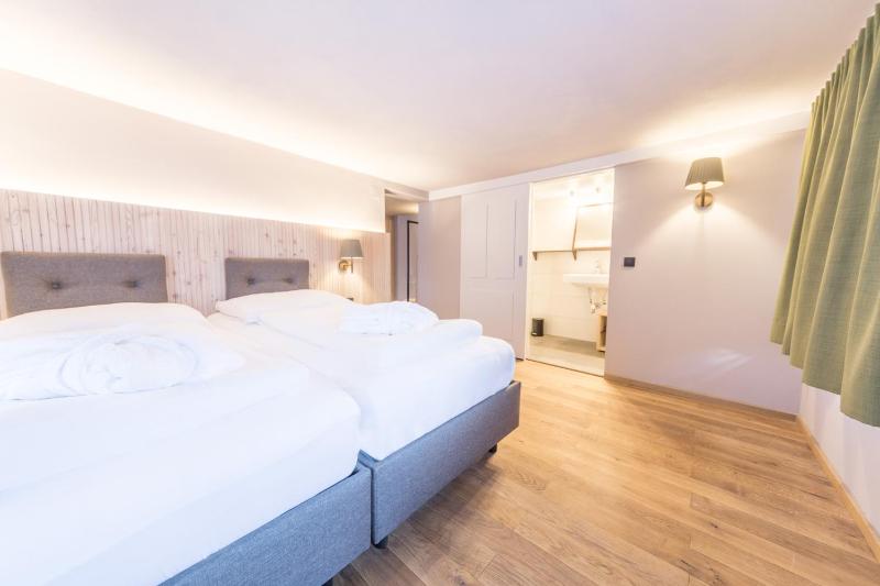 Classic Quadruple Room image 3