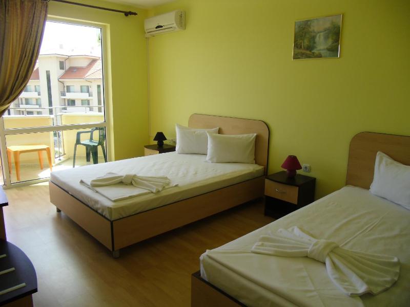 Large Twin Room image 1