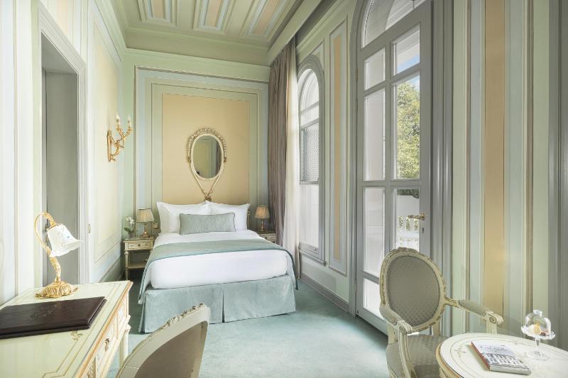 Queen Room with Balcony image 1