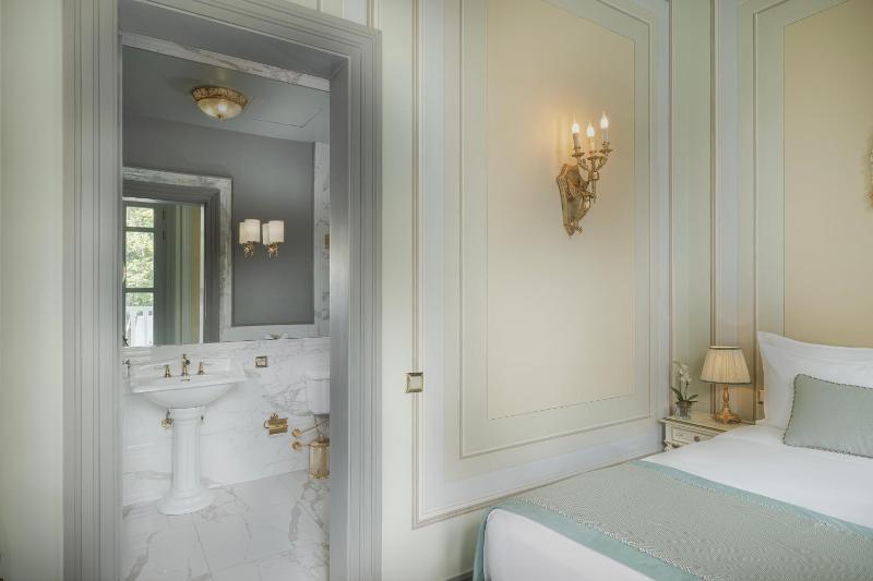 Queen Room with Balcony image 4